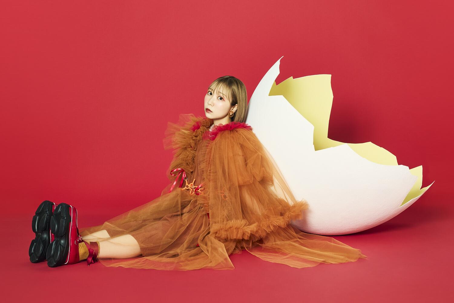 夏川椎菜、4thアルバム「CRACK and FLAP」大きなタマゴが印象的な新アーティストフォト公開！