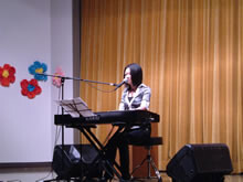 「白衣の天使」達の心に響く、より子の歌声！
