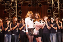 学園祭ライブに、佐々木希がサプライズで登場！