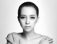謎の坊主女性アーティストとあのヴォーカリストがコラボ！