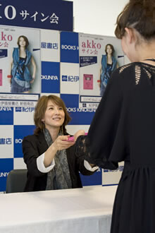 初のサイン会を開催！