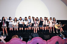 アニメ映画「ル＝ガルー」舞台挨拶でエンディングテーマを披露！