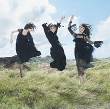 3月14日発売のニューシングル「無限未来」ジャケ写は初海外ロケ！