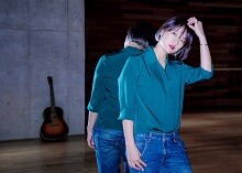 私は1人でいるほとんどの時間、ラジオを聞いている。