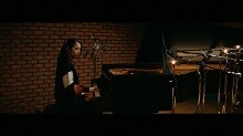 人気バラード曲「いつの日も」ピアノ弾き語り一発撮り映像を公開！