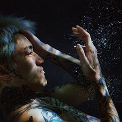 普通の人間だって言えないよ