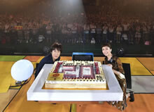初のデビュー日ライブを開催。特大ケーキで20周年をお祝い！