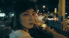 コムアイがシンガポールの街中を漂う新MV「ユニコ」公開！